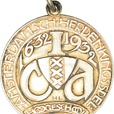 1932. 3e Eeuwfeest Athenaeum Illustre en de Universiteit van Amsterdam, verguld zilveren draagteken uit de collectie van Laurens Schulman BV.